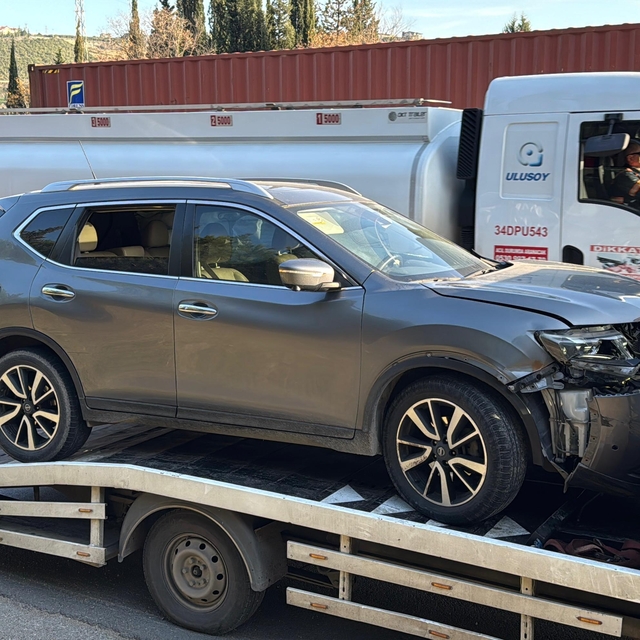 TEM'de kimyasal yüklü tanker ile cip çarpıştı; İstanbul istikametinde ulaşı...