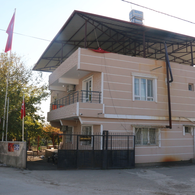 Hatay'da zarar verilen şehit anıtını jandarma ekipleri yeniledi