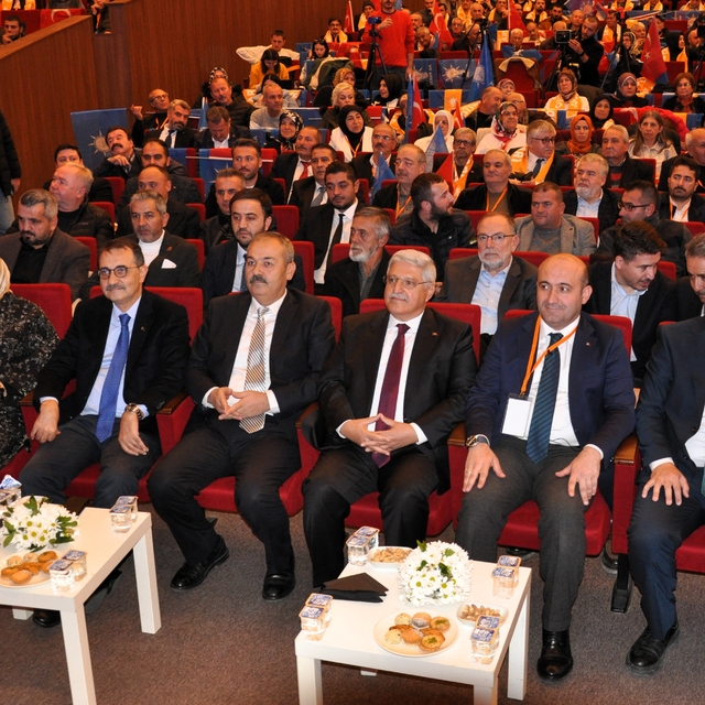 AK Parti Genel Başkan Yardımcısı Demiröz, Eskişehir'de ilçe kongresinde kon...