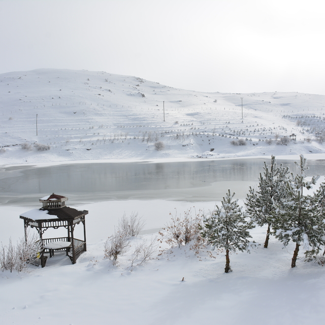 Tokat'ta Üçoluk Göleti'nin yüzeyi buz buttu