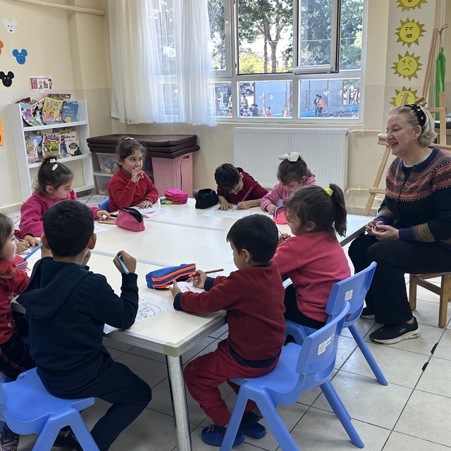 Hatay'da ana sınıfı öğrencilerine 92 çift ayakkabı hediye edildi