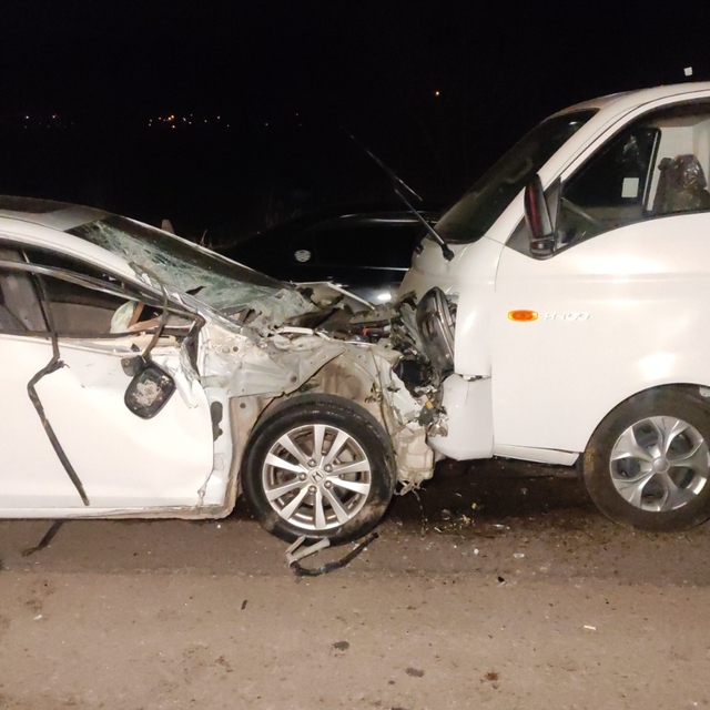 Bursa'da 3 aracın karıştığı kazada 2 kişi yaralandı