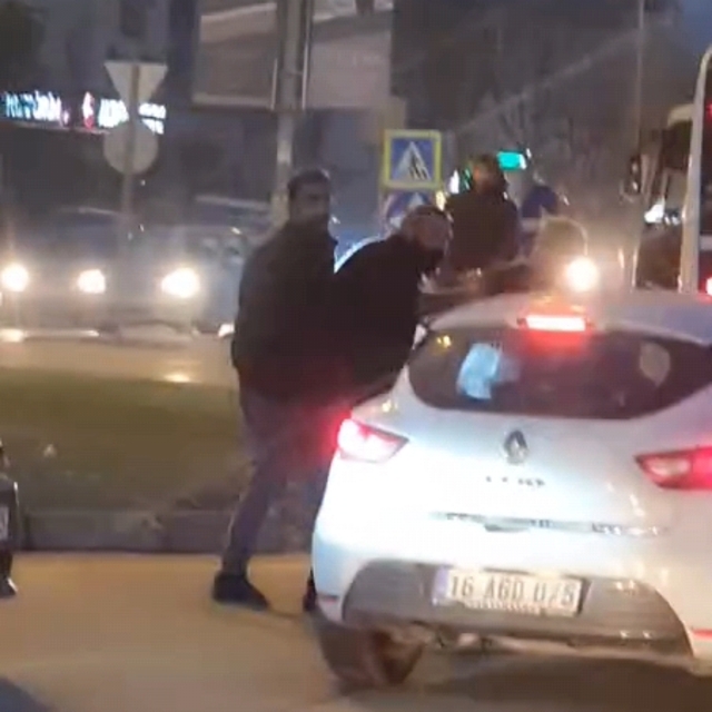 Bursa'da yol verme tartışması kamerada; halk otobüsü şoförünün görevine ver...