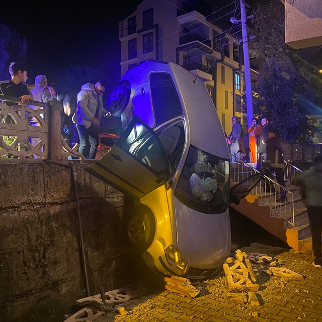 Antalya'da bahçeye devrilen otomobilin sürücüsü yaralandı