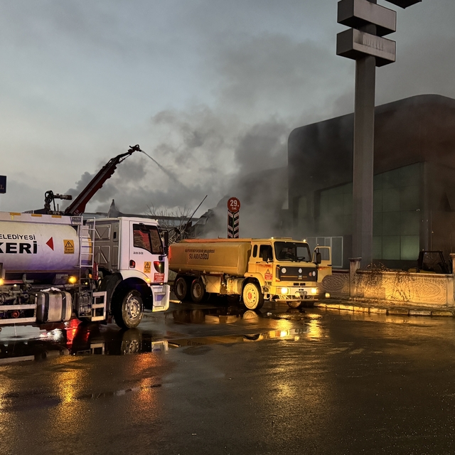 GÜNCELLEME 4 - Kayseri'de mobilya fabrikasında çıkan yangında 3 işçi hayatı...