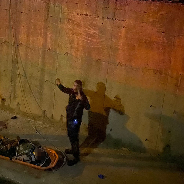 Antalya'da kanalda yaralı halde bulunan kişi itfaiye ekiplerince kurtarıldı