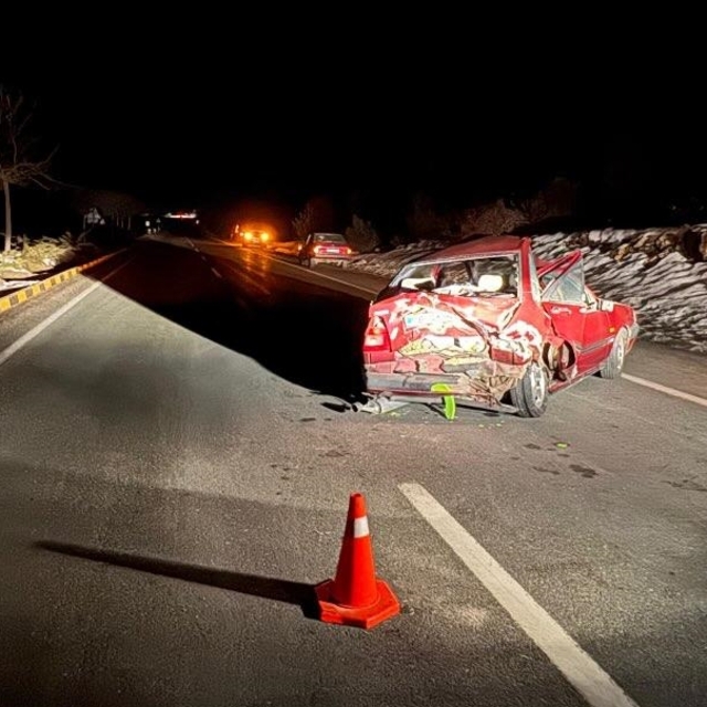 Karabük'te cipin arızalanan otomobile çarptığı kazada 3 kişi yaralandı