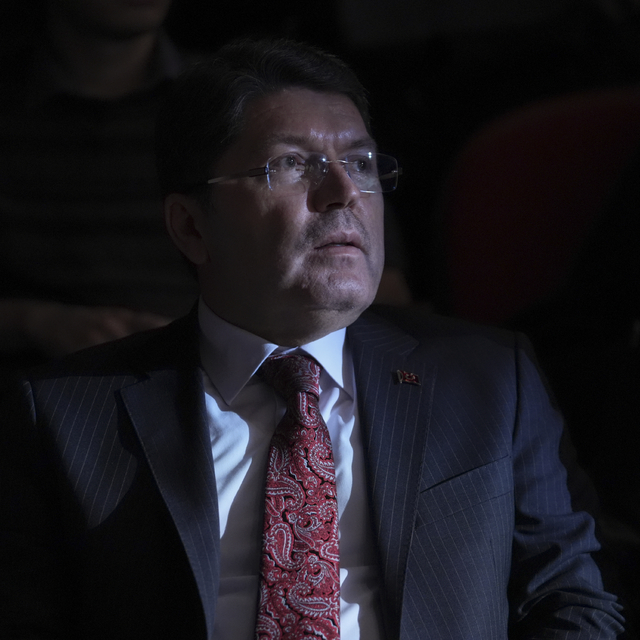 Adalet Bakanı Tunç, "12 Öfkeli" adlı tiyatro oyununu izledi