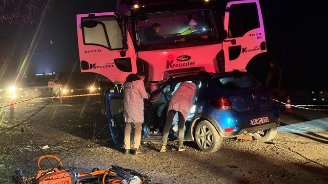 Bartın'da kamyonla çarpışan otomobildeki 5 kişi öldü