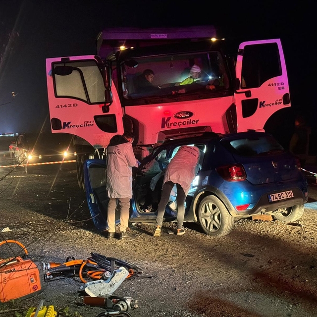 Bartın'da kamyonla çarpışan otomobildeki 5 kişi öldü