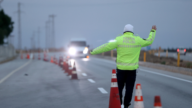 Trakya'da trafik ekipleri ticari araçlarda "zorunlu kış lastiği" denetimi yaptı