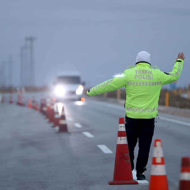 Trakya'da trafik ekipleri ticari araçlarda "zorunlu kış lastiği" denetimi y...
