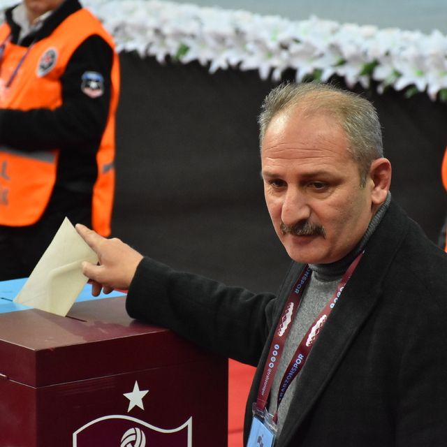 Trabzonspor'un olağan genel kurulunda oy verme işlemi başladı