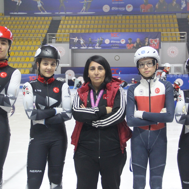 Sofya'daki buz pateni yarışmalarından 20 madalyayla döndüler