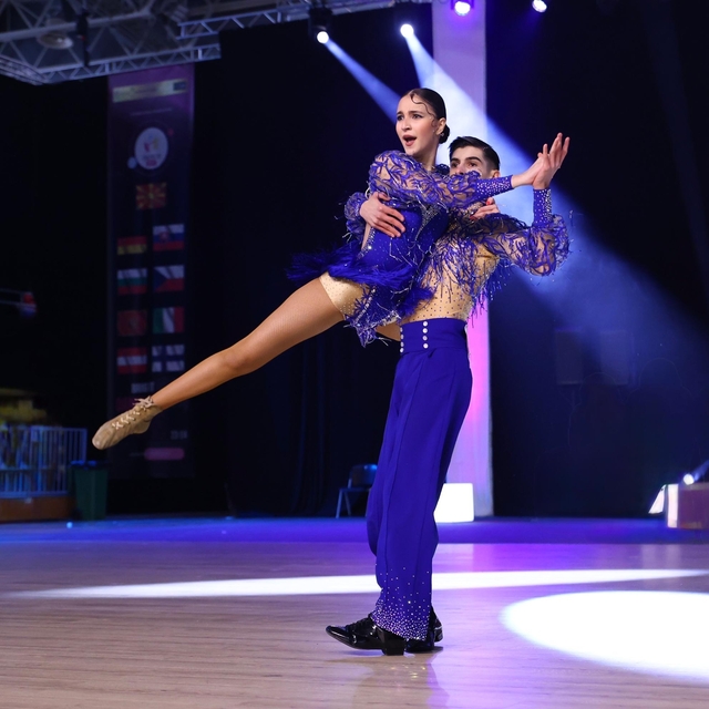 Annelerinin yönlendirmesiyle başladıkları salsada dünya şampiyonu oldular