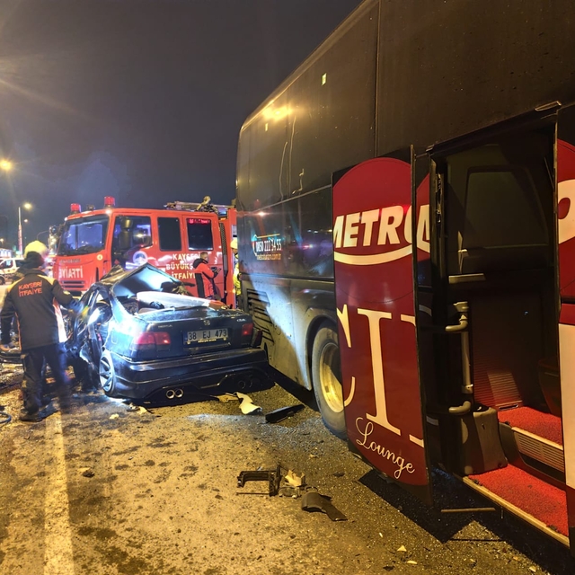 Kayseri'de 2 yolcu otobüsü ile 1 otomobilin karıştığı trafik kazasında 2 ki...