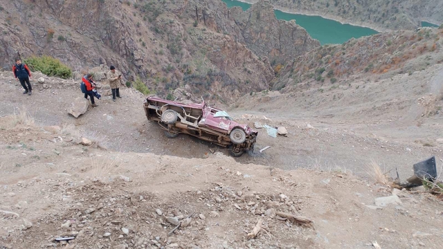 Artvin'de şarampole yuvarlanan kamyonetteki 3 kişi yaralandı