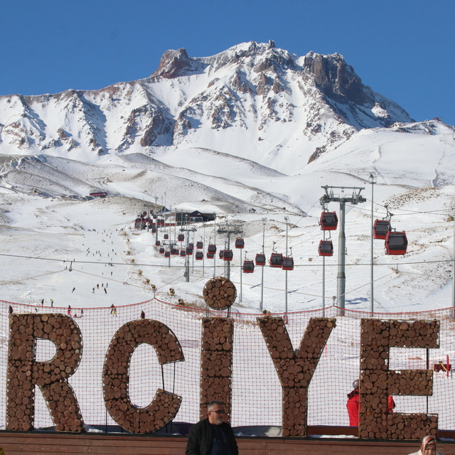 İç Anadolu'nun zirvesi Erciyes'te pistler kayakseverlerle doldu