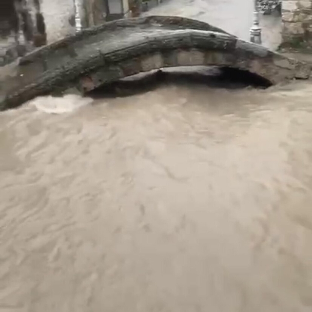 Çeşme'de sağanak etkili oldu