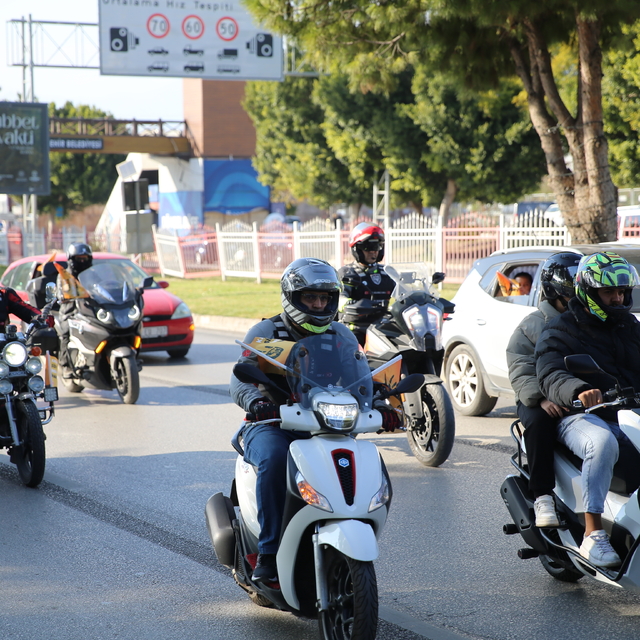 Antalya'da motosikletçilerden "kadına şiddete hayır" korteji