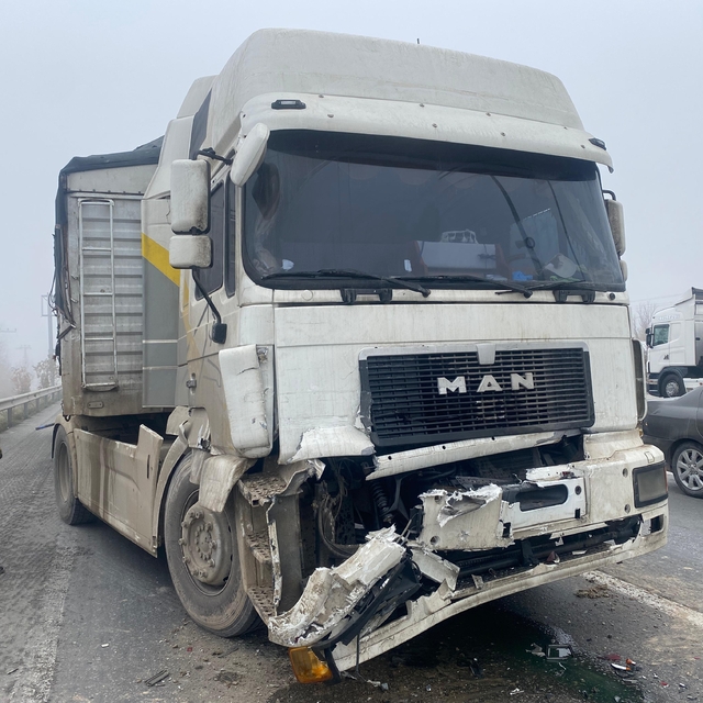 Sarayönü'nde freni boşalan tır ışıkta bekleyen başka bir tıra arkadan çarpt...