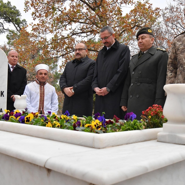 Seyit Onbaşı, mezarı başında anıldı