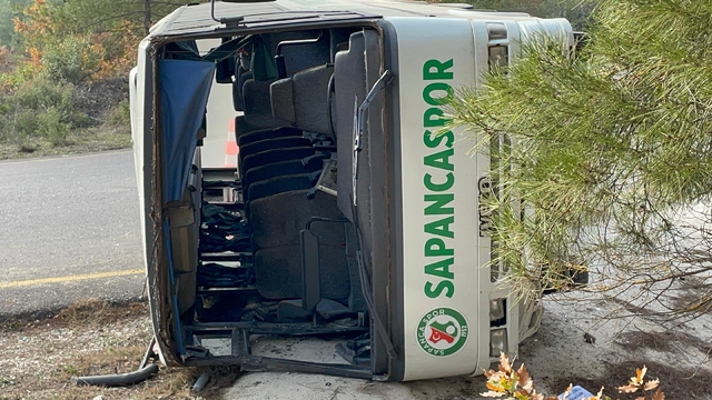 Sakarya'da ilkokul öğrencilerini taşıyan midibüs devrildi, 10 kişi yaralandı