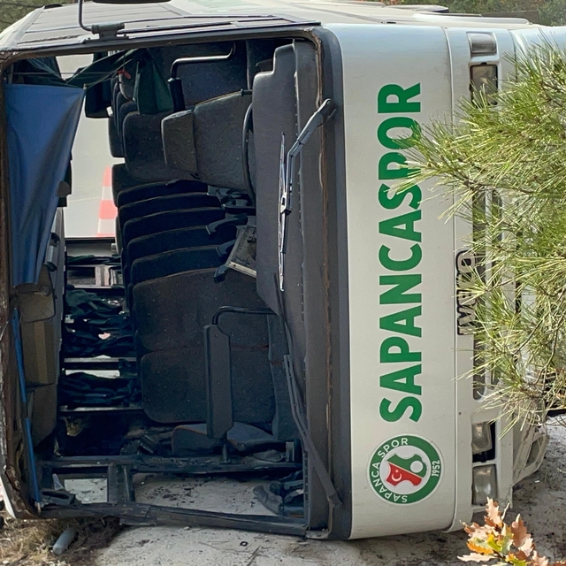 Sakarya'da ilkokul öğrencilerini taşıyan midibüs devrildi, 10 kişi yaraland...