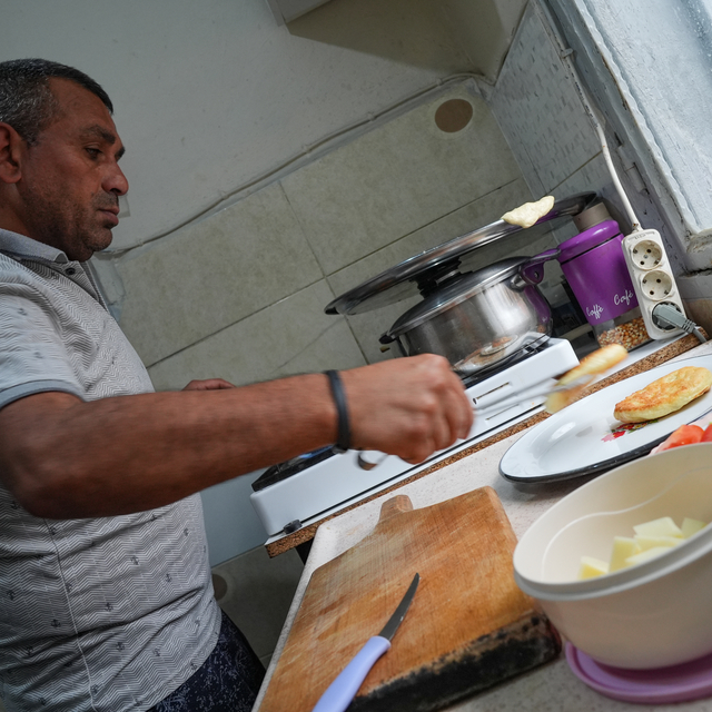 Çocuklarına yemek yapan babanın görüntüleri sosyal medyada ilgi gördü