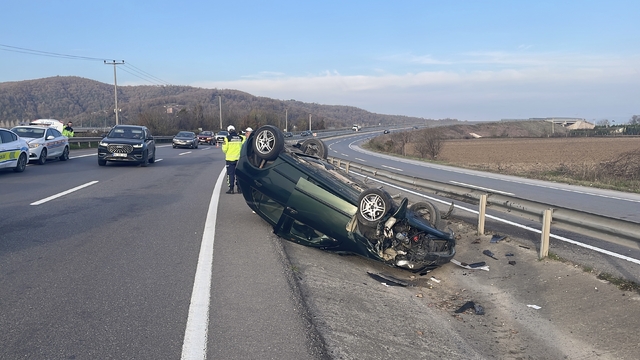 Sakarya'da devrilip su kanalına düşen otomobilin sürücüsü yaralandı
