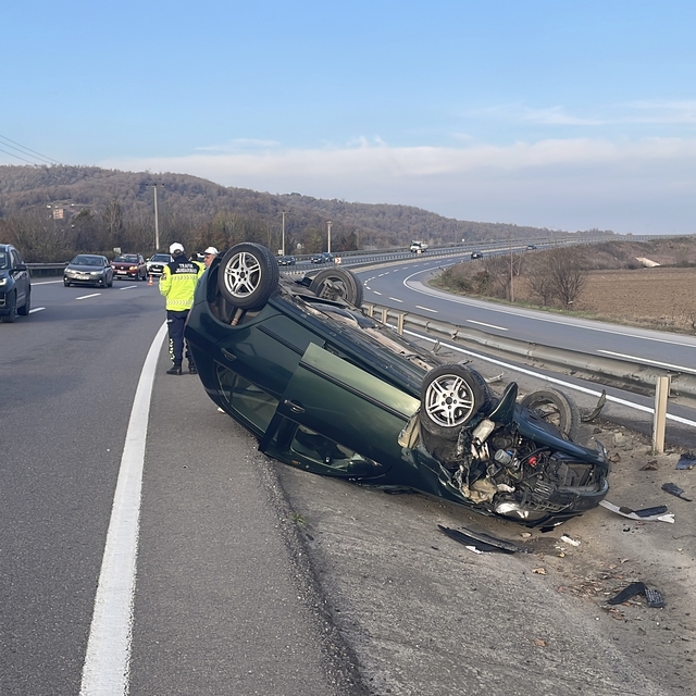 Sakarya'da devrilip su kanalına düşen otomobilin sürücüsü yaralandı