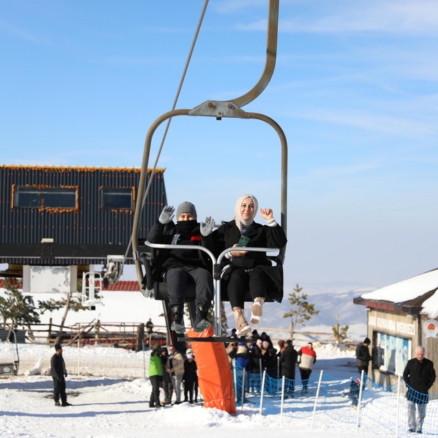 Akdağ Kayak Merkezi'nde hafta sonu yoğunluğu yaşandı