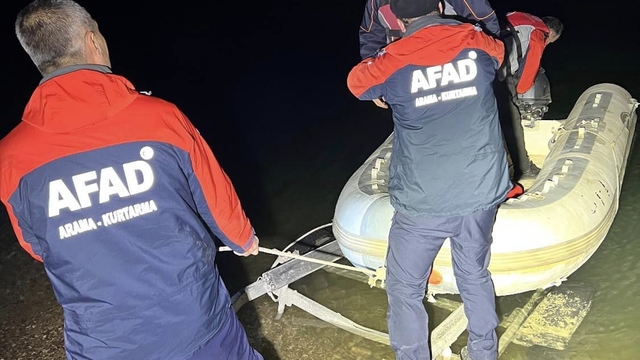 Piknik için gittikleri baraj gölü kıyısında mahsur kalan 5 kişiyi AFAD ekipleri kurtardı