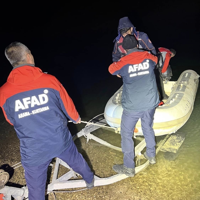 Piknik için gittikleri baraj gölü kıyısında mahsur kalan 5 kişiyi AFAD ekip...