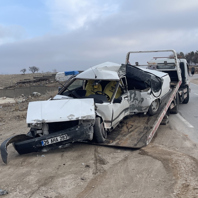 Eskişehir'de aydınlatma direğine çarpan otomobilin sürücüsü öldü