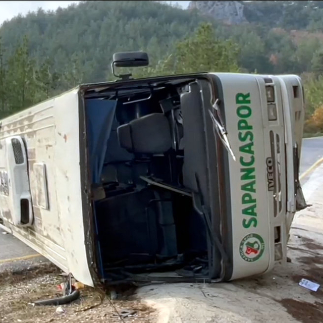 Sakarya'da ilkokul öğrencilerinin taşındığı midibüs devrildi: 10 yaralı