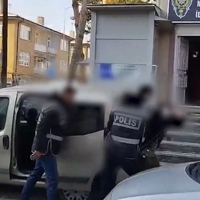 Polis aracına çarpıp kaçan cinsel istismar hükümlüsü yakalandı