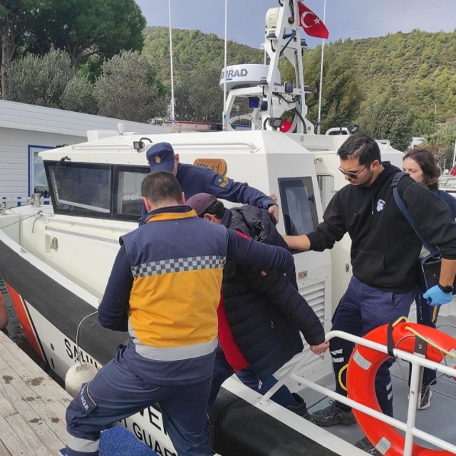 Bodrum açıklarında teknede rahatsızlanan kişiye sahil güvenlik ekiplerince...