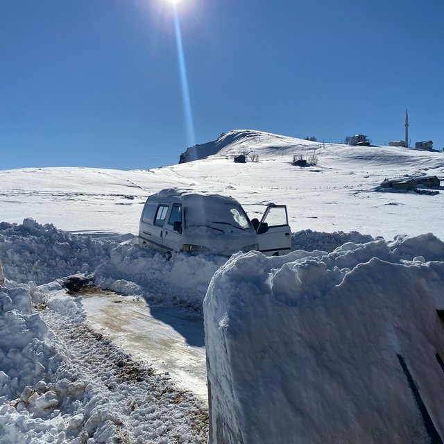 Kara saplanan minibüsüne belediye ekiplerinin yardımıyla ulaştı
