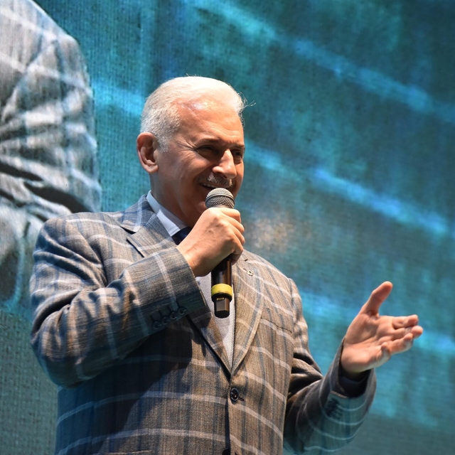 Binali Yıldırım: Yaşadığınız şehre hizmet etmek zorundasınız