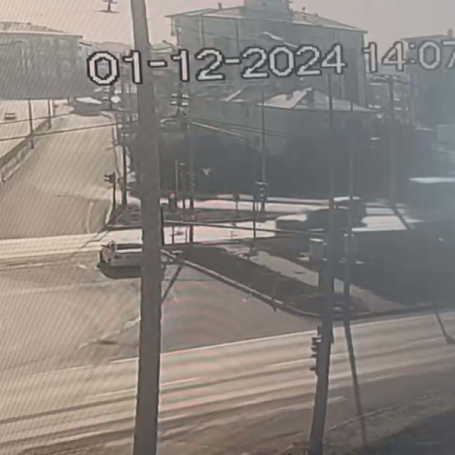 Yolcu otobüsü, kırmızı ışıkta bekleyen 2 araca çarptı; o anlar kamerada