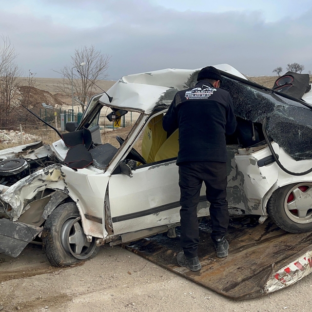 Eskişehir'de beton elektrik direği ve evin duvarına çarpan otomobilin sürüc...