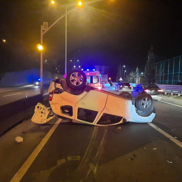 Kocaeli'de 2 otomobilin çarpıştığı kazada 3 kişi yaralandı