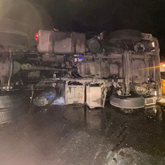 Susurluk'ta devrilen TIR'ın şoförü yaralandı