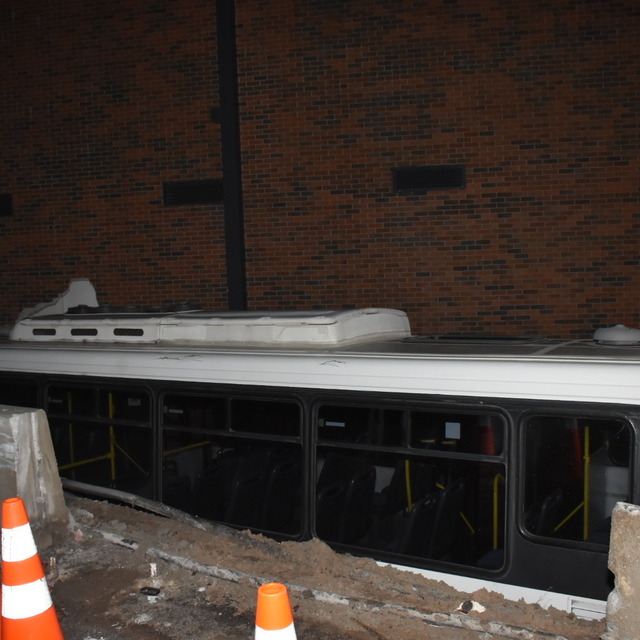 İzmir'de belediye otobüsü alışveriş merkezinin bahçesine uçtu: 1 yaralı