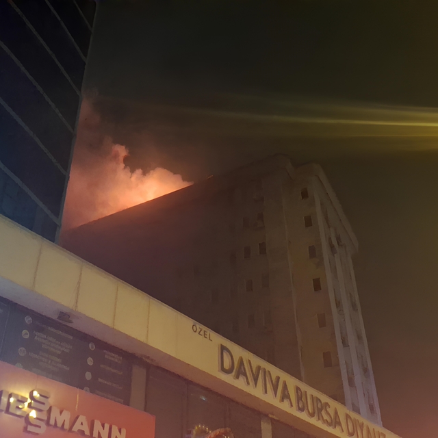 Bursa'da 8 katlı iş hanının çatısında çıkan yangın söndürüldü