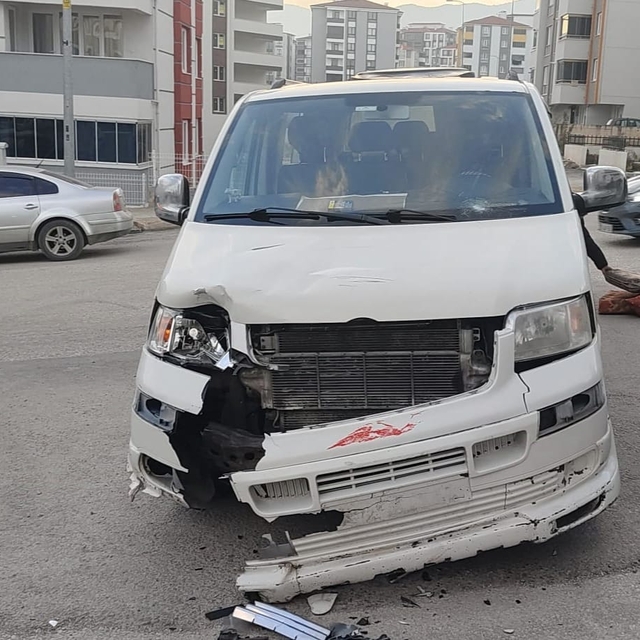 Karabük'te panelvanla çarpışan motosikletteki 2 kişinin yaralandığı kaza gü...