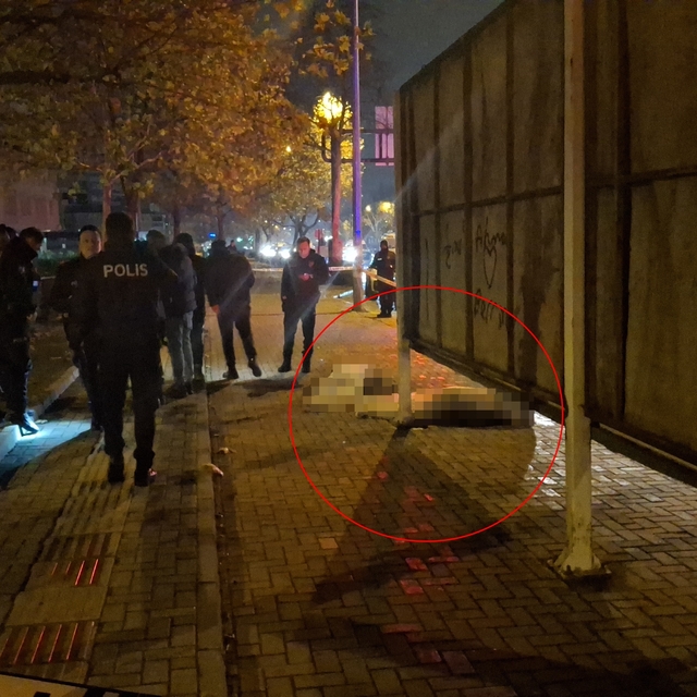 Kaldırımda bekleyen kadını tabancayla öldürdükten sonra intihar etti