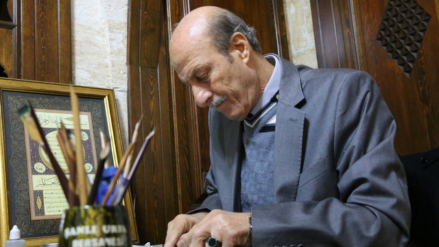 Kamış kalemi elinden düşürmeyen emektar hattat, yeni öğrenciler yetiştiriyor
