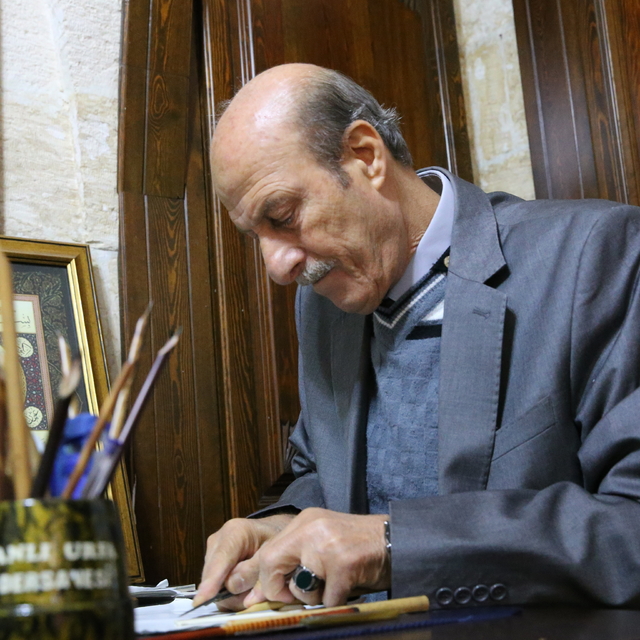 Kamış kalemi elinden düşürmeyen emektar hattat, yeni öğrenciler yetiştiriyo...